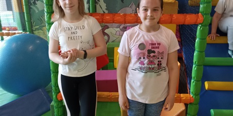 Powiększ grafikę: Dwie dziewczynki pozują do zdjęcia.