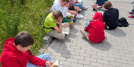 Powiększ grafikę: czytanie-na-polanie-628715.jpg