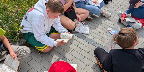 Powiększ grafikę: czytanie-na-polanie-628716.jpg