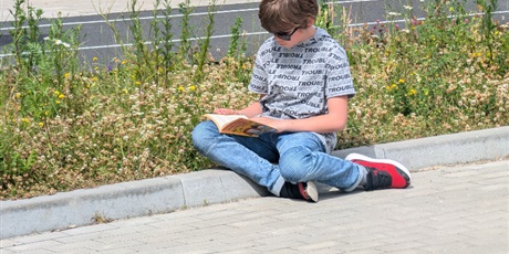 Powiększ grafikę: czytanie-na-polanie-628717.jpg
