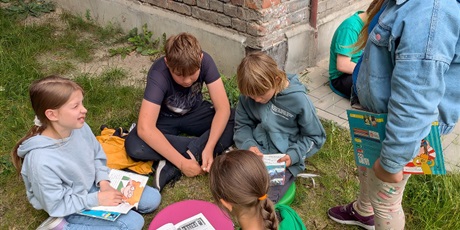 Powiększ grafikę: czytanie-na-polanie-628725.jpg