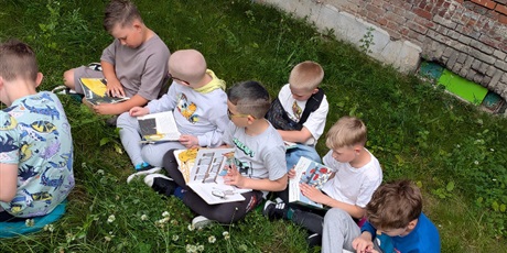 Powiększ grafikę: czytanie-na-polanie-628726.jpg