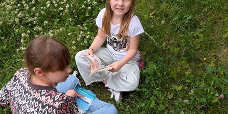 Powiększ grafikę: czytanie-na-polanie-628728.jpg