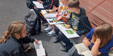 Powiększ grafikę: czytanie-na-polanie-628733.jpg