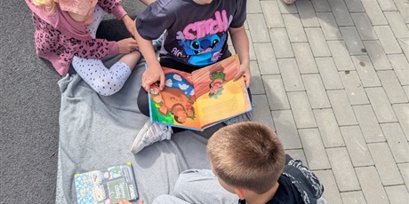 Powiększ grafikę: czytanie-na-polanie-628735.jpg