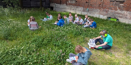 Powiększ grafikę: czytanie-na-polanie-628737.jpg
