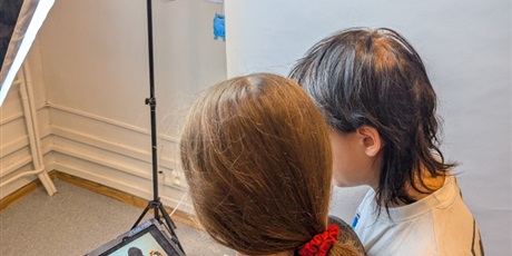 Powiększ grafikę: kamera-akcja-refleksja-final-rezydencji-artystycznej-w-sp49-658383.jpg