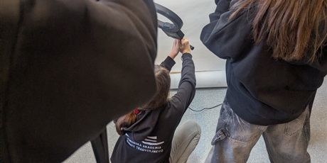 Powiększ grafikę: kamera-akcja-refleksja-final-rezydencji-artystycznej-w-sp49-658384.jpg