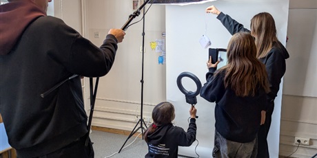 Powiększ grafikę: kamera-akcja-refleksja-final-rezydencji-artystycznej-w-sp49-658385.jpg