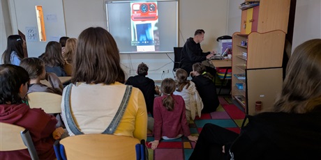 Powiększ grafikę: kamera-akcja-refleksja-final-rezydencji-artystycznej-w-sp49-658392.jpg