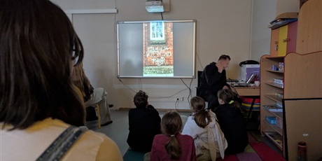 Powiększ grafikę: kamera-akcja-refleksja-final-rezydencji-artystycznej-w-sp49-658394.jpg