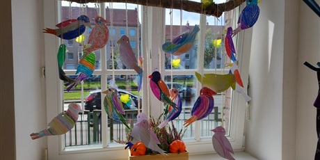 [5 IX] Na okno w sali grupy 0a przyfrunęły kolorowe ptaszki