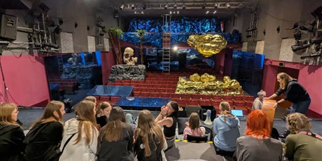 Powiększ grafikę: teatralny-rejs-klasy-6a-w-teatrze-miniatura-627850.jpg