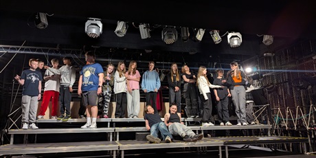 Powiększ grafikę: teatralny-rejs-klasy-6a-w-teatrze-miniatura-627854.jpg