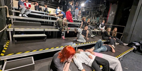 Powiększ grafikę: teatralny-rejs-klasy-6a-w-teatrze-miniatura-627855.jpg
