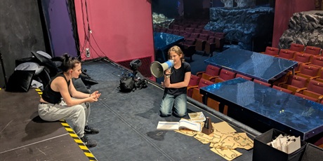 Powiększ grafikę: teatralny-rejs-klasy-6a-w-teatrze-miniatura-627856.jpg
