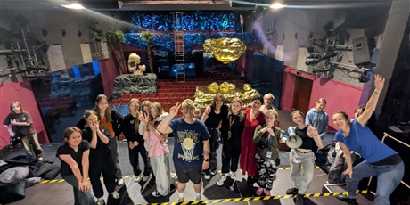 Powiększ grafikę: teatralny-rejs-klasy-6a-w-teatrze-miniatura-627863.jpg