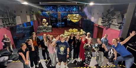Powiększ grafikę: teatralny-rejs-klasy-6a-w-teatrze-miniatura-627864.jpg