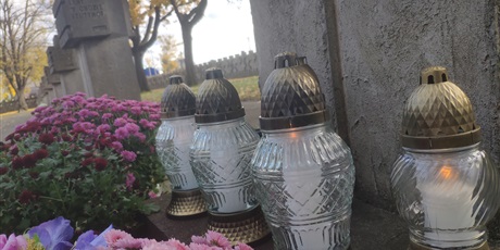 ZAPALENIE ZNICZY NA GROBIE PATRONA