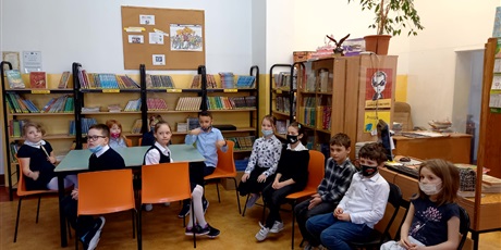 Powiększ grafikę: Uczniowie siedzący na krzesłach w bibliotece szkolnej